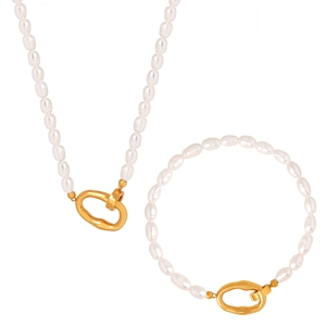 Elegant French style freshwater pearl necklace and bracelet set with gold metal clasps