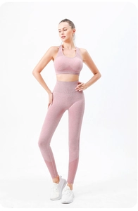 Détail du legging de yoga rose sans couture à taille haute et soutien-gorge de sport en maille
