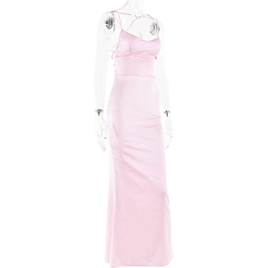 Vue complète d'une robe longue en satin rose avec bretelles élégantes et texture de soie