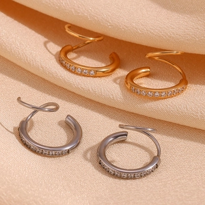Boucles d'oreilles spirales plaquées or 18 carats avec cristaux sur soie champagne