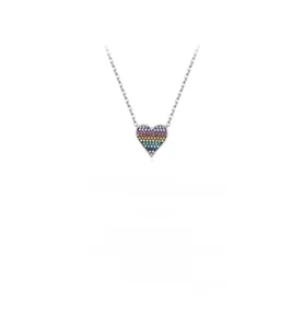 Dettaglio macro della collana in argento S925 con ciondolo a cuore arcobaleno e catena