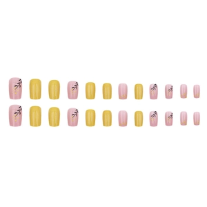 Set di unghie finte rosa e gialle con motivi di foglie nere e punte delle unghie quadrate