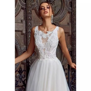 Robe de mariée élégante à col en V avec dentelle et jupe en tulle multicouche