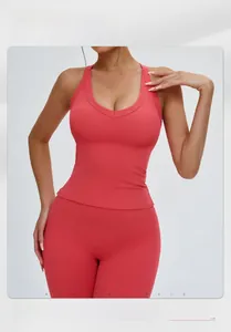 Détail du débardeur de yoga corail avec col en U et dos découpé sur un mannequin