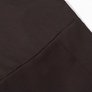 Abito corto a strati color marrone caffè in tessuto per uno stile di vacanza casual