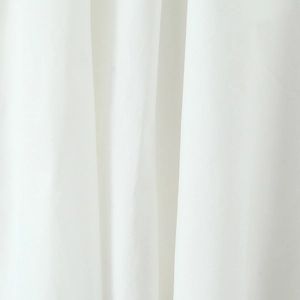 Mini-robe blanche à licou de style français avec boutons simples et design étagé
