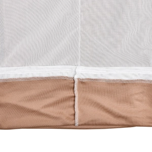 Détail de la couture double sur le mesh blanc et l'assemblage de tissu lisse marron