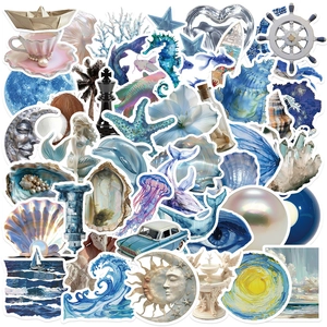 Dettaglio di adesivi oceanici argento e blu con motivi fantasy e vintage per il fai da te