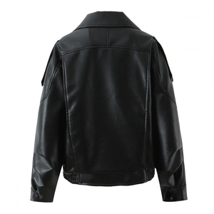 Rückansicht der übergroßen schwarzen Lederjacke mit lockerem Vintage-Biker-Schnitt