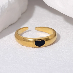 Bague ouverte en acier inoxydable doré avec décoration en émail noir en forme de cœur