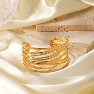 Bracelet Jonc Large En Acier Inoxydable Plaqué Or 18K Pour Femmes Lignes Creuses Irrégulières Bijoux Modernes