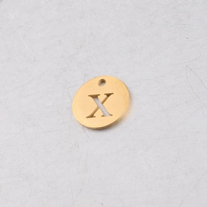 Détail du pendentif rond 12mm en acier inoxydable doré avec lettre X ajourée