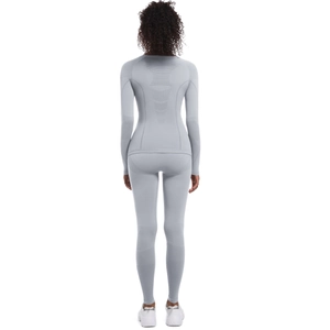 Dettaglio del set yoga grigio senza cuciture con trama a nido d'ape traspirante sul retro
