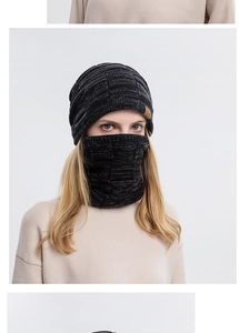 Nahaufnahme von grob gestrickter Mütze und Schal Set mit strukturiertem Schachbrettmuster