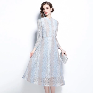 Elegante abito in pizzo a maniche lunghe con righe verticali e collo a lupetto