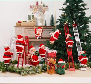 Detailansicht von kletternden Weihnachtsmann Puppen an Leitern mit Tannenbaum und Kamin