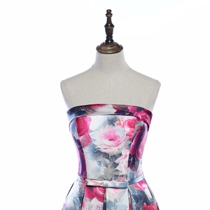 Elegante abito da sera senza spalline con stampa floreale di rose rosa e cintura a fiocco