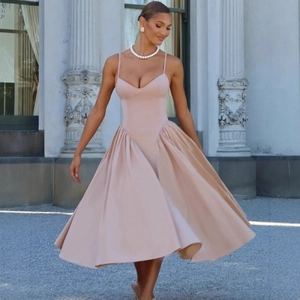 Robe midi corset rose clair élégante avec bretelles fines et jupe évasée