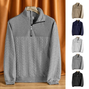 Dettaglio delle trame in maglia del pullover con zip a 1/4 e motivi a rombi e trecce
