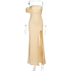Détails de la robe de soirée en satin champagne avec fente haute et encolure drapée