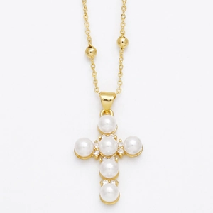 Collana a croce con perle bianche e catena a sfere dorate su sfondo bianco