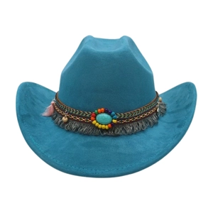 Detail eines seeblauen Wildleder-Cowboyhuts mit Ethno-Perlen und bunten Fransen