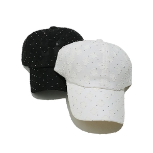 Schwarze und weiße Baseballkappen mit floralem Jacquard-Stoff und funkelnden Strasssteinen