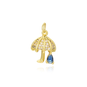 Ciondolo a ombrello dorato con zirconi e goccia blu su sfondo bianco con riflesso nitido