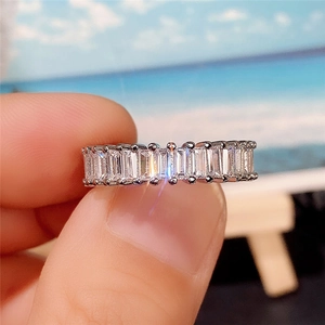 Makroaufnahme eines silbernen Eternity-Rings mit durchgehenden Zirkonia im Baguetteschliff