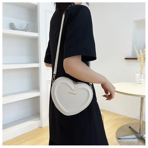 Sac bandoulière blanc en forme de cœur avec lettrage doré sur cuir mat texturé