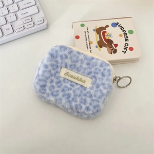 Macro di un portamonete in peluche leopardato azzurro con cerniera ad anello in metallo