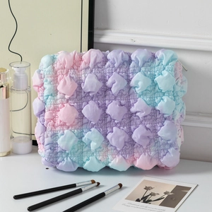 Süße Make-up Tasche mit pastellfarbenem Farbverlauf und gesteppter Blasenstruktur