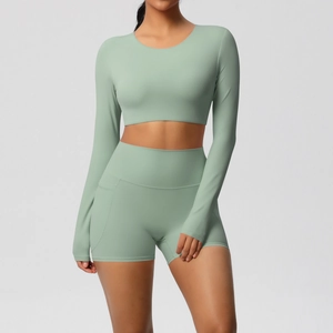 Detail van mintgroene yoga-set met zakken en cropped top met lange mouwen van stretch