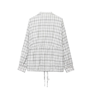 Vue arrière d'une chemise bomber à carreaux pour femme avec cordon de serrage à la taille