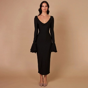 Détail d'une robe noire élégante à col en V avec des volants et des manches évasées
