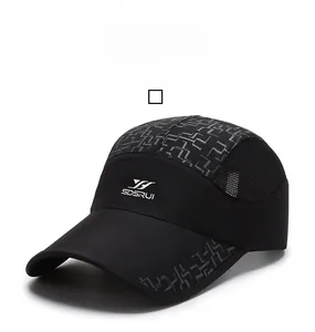 Detail der schwarzen atmungsaktiven Mesh-Seiteneinsätze an einer schnelltrocknenden Sportkappe