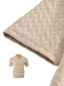 Détail du tissage jacquard à chevrons et finition de manche sur polo beige homme