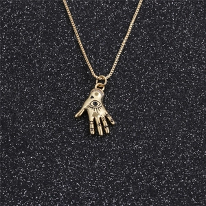 Collana con ciondolo a palmo dorato, occhio del male e motivi a stella su catena box