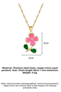 Détail du pendentif fleur avec pétales roses, feuilles en zircon vert et chaîne dorée