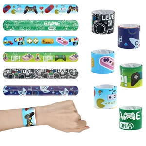 Bracelets slap colorés sur le thème du jeu vidéo avec manettes et consoles