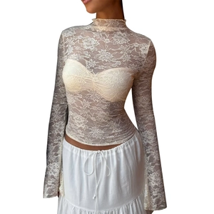 Haut à manches longues en dentelle blanche transparente avec col montant et fleurs