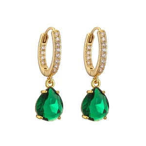 Boucles d'oreilles pendantes dorées avec zircons étincelants et pierre vert émeraude en poire