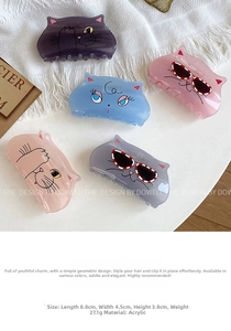 Close-up of cute acrylic cat hair claws in five colors with size 8.8x4.5x3.8cm detail