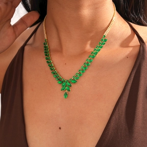 Détail du collier à pendentif épi doré avec pierres marquises vertes sur mannequin