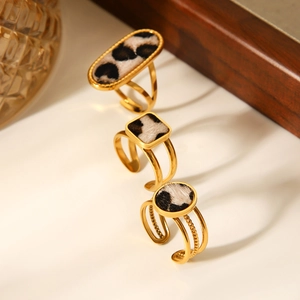 Detailansicht der dreiteiligen Leopard-Print-Ringe in ovaler, quadratischer und runder Form