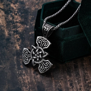 Collier avec pendentif croix à nœud celtique en acier inoxydable argenté style vintage