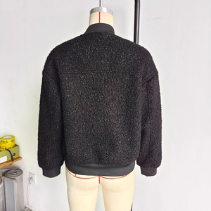 Détail du dos du blouson aviateur noir en polaire sherpa avec texture bouclée et bord-côte