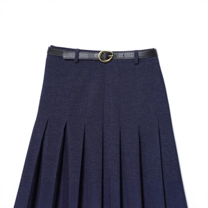 Elegante gonna midi a pieghe blu scuro a vita alta con cintura sottile nera e fibbia dorata