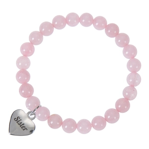 Bracciale sorella in cristallo rosa con ciondolo a cuore inciso su sfondo bianco