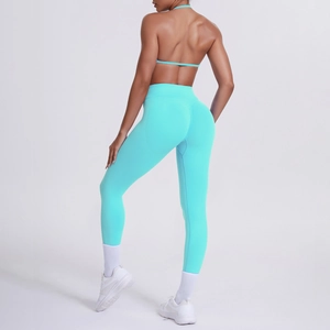 Dettaglio del set yoga con leggings a vita alta senza cuciture e reggiseno sportivo blu